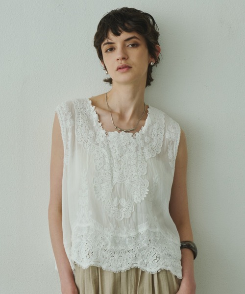 Plumel(プルメル)の「Cotton Lace Sleeveless Tops / コットンレーススリーブレストップス(その他トップス・レディース・ベージュ/ホワイト・MEDIUM)」の3枚目の写真
