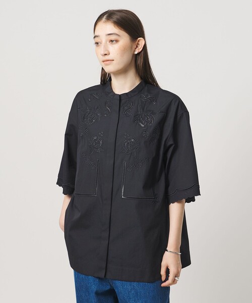 UNITED ARROWS(ユナイテッドアローズ)の「カットワーク シャツ ブラウス(シャツ/ブラウス・レディース・オフホワイト/ネイビー・FREE)」の2枚目の写真