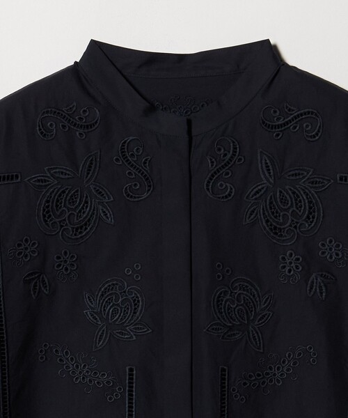 UNITED ARROWS(ユナイテッドアローズ)の「カットワーク シャツ ブラウス(シャツ/ブラウス・レディース・オフホワイト/ネイビー・FREE)」の11枚目の写真