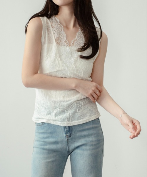 on:nue（オンニュ）の「【on:nue】[着用動画あり！] Vネックレースノースリーブトップス（タンクトップ・レディース・ブラック/ホワイト・FREE）」の4枚目の写真