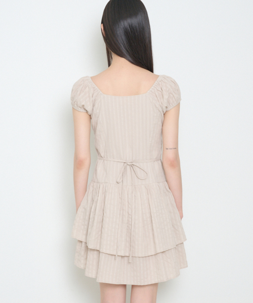 ILLIGO(イリゴ)の「パフフリルワンピースベージュ(ワンピース・レディース・その他・SMALL/MEDIUM)」の3枚目の写真
