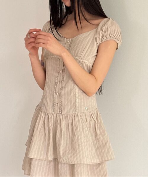 ILLIGO(イリゴ)の「パフフリルワンピースベージュ(ワンピース・レディース・その他・SMALL/MEDIUM)」の4枚目の写真