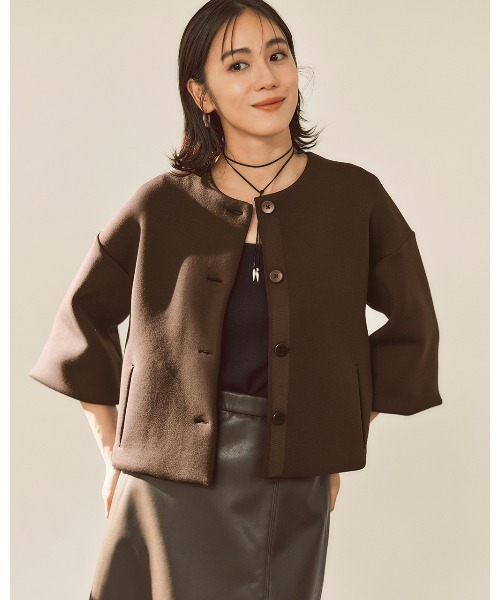 DoCLASSE( ドゥクラッセ)の「ライトフォルム ・ノーカラージャケット(テーラードジャケット・レディース・ストーン/ダークネイビー/ブラウン・LL/3L/L)」の2枚目の写真