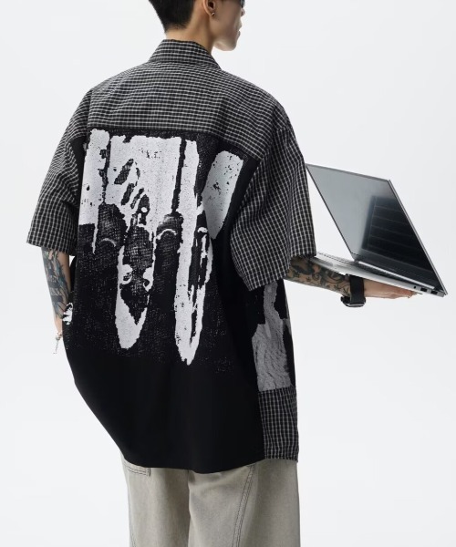 FreeZone(フリーゾーン)の「ーバーサイズ 英字ロゴ プリントシャツ(シャツ/ブラウス・メンズ・ブラック/ベージュ・F)」の13枚目の写真