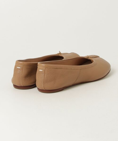 Maison Margiela（メゾンマルジェラ）の「Maison Margiela(メゾンマルジェラ) Tabi カーフスキン バレリーナ（バレエシューズ・レディース・ベージュ・39）」の2枚目の写真