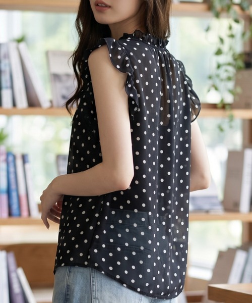 umune（ウムネ）の「シフォンブラウス ドット柄 フリル袖 ハイネック 体型カバー 大人かわいい フェミニン 夏（シャツ/ブラウス・レディース・ブラック/オフホワイト・FREE）」の3枚目の写真