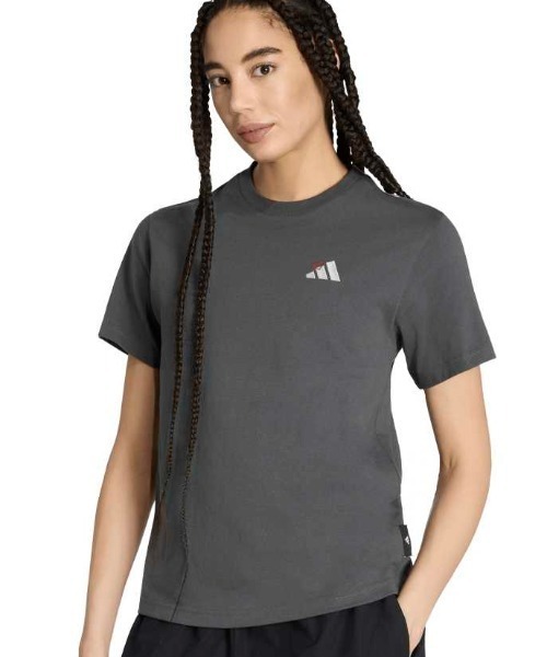 adidas(アディダス)の「adidas アディダス エンブロイダリー パック レギュラー グラフィックTシャツ(Tシャツ/カットソー・レディース・ブラウン/ダークグレー・S/M/L/XL)」の2枚目の写真