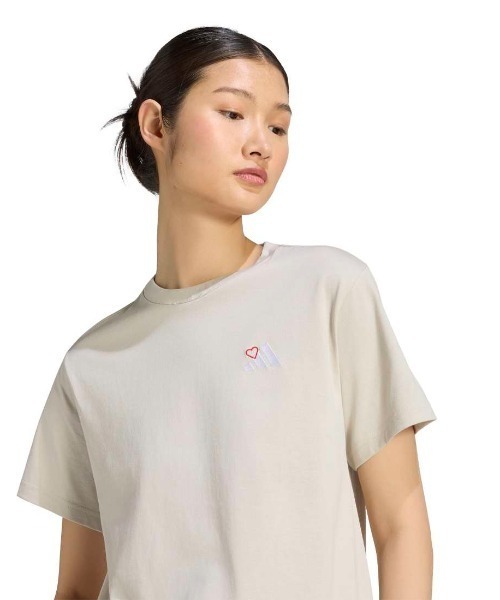 adidas(アディダス)の「adidas アディダス エンブロイダリー パック レギュラー グラフィックTシャツ(Tシャツ/カットソー・レディース・ブラウン/ダークグレー・S/M/L/XL)」の5枚目の写真