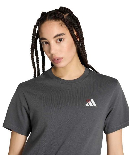 adidas(アディダス)の「adidas アディダス エンブロイダリー パック レギュラー グラフィックTシャツ(Tシャツ/カットソー・レディース・ブラウン/ダークグレー・S/M/L/XL)」の9枚目の写真