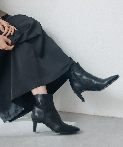 RIVE DROITE(リヴドロワ)の「【6.5cmヒール】ヒールショートブーツ(ブーツ・レディース・ライトベージュ/ブラック・LARGE/SMALL/MEDIUM)」の2枚目の写真