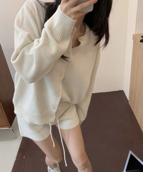 meJane(ミージェーン)の「ニットカーディガン × ショートパンツ セットアップ(セットアップ・レディース・オフホワイト/ダークグレー・FREE)」の4枚目の写真