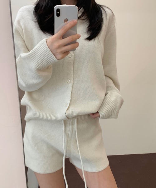 meJane(ミージェーン)の「ニットカーディガン × ショートパンツ セットアップ(セットアップ・レディース・オフホワイト/ダークグレー・FREE)」の6枚目の写真