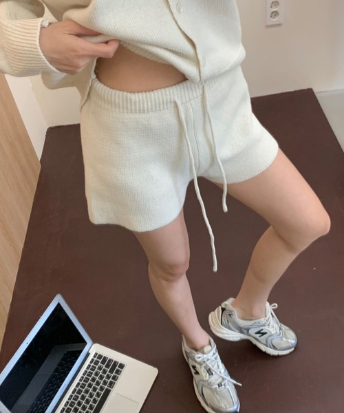 meJane(ミージェーン)の「ニットカーディガン × ショートパンツ セットアップ(セットアップ・レディース・オフホワイト/ダークグレー・FREE)」の7枚目の写真