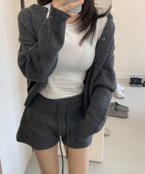 meJane(ミージェーン)の「ニットカーディガン × ショートパンツ セットアップ(セットアップ・レディース・オフホワイト/ダークグレー・FREE)」の8枚目の写真