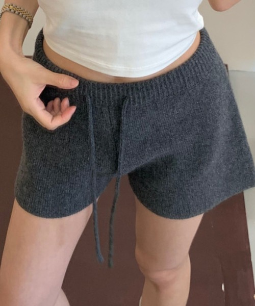 meJane(ミージェーン)の「ニットカーディガン × ショートパンツ セットアップ(セットアップ・レディース・オフホワイト/ダークグレー・FREE)」の12枚目の写真