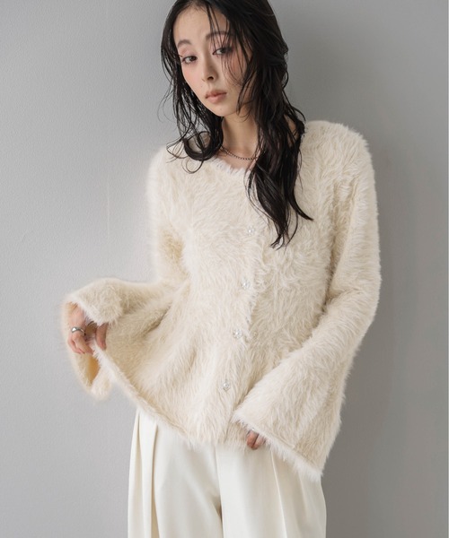 AMELY（エミリー）の「フェザーニットカーディガン/ペプラムシルエット/パール調ボタン（カーディガン/ボレロ・レディース・アイボリー/ブルーグレー/ブラウン系/ブラック・フリー）」の5枚目の写真