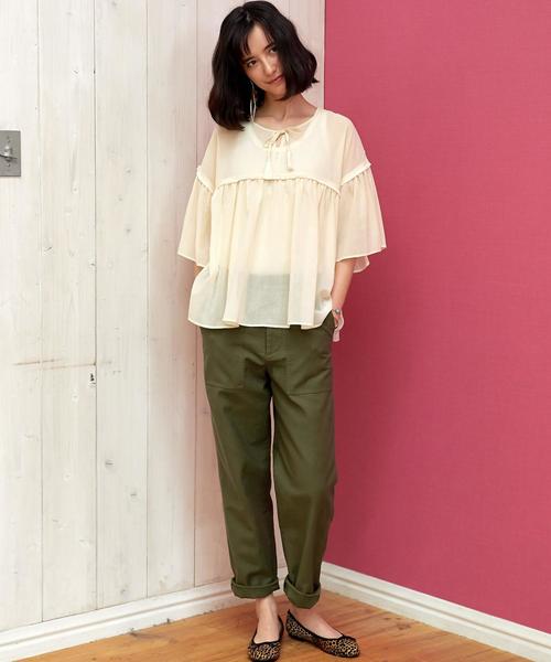 green label relaxing（グリーンレーベルリラクシング）の「CB コットンバックサテン ベイカーパンツ ◆（チノパンツ・レディース・オリーブ/ベージュ・38/36/40）」の10枚目の写真