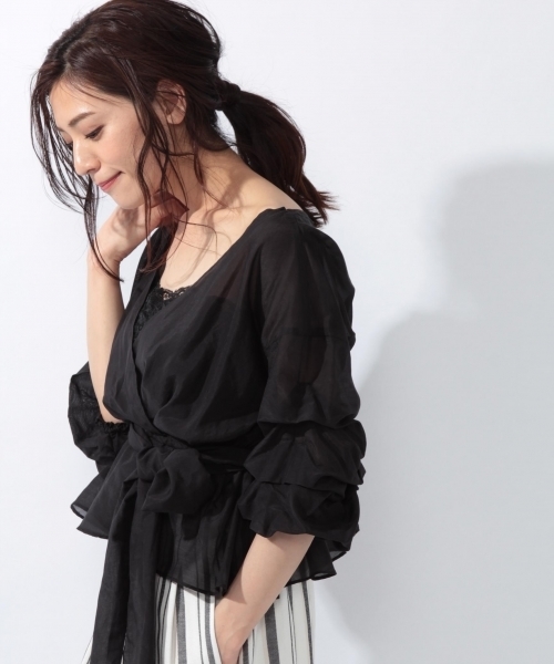 laboratory work（ラボラトリーワーク）の「ラッフルショートスリーブカシュクールシャツ（シャツ/ブラウス・レディース・ブラック/オフホワイト/グレイッシュベージュ・MEDIUM）」の2枚目の写真