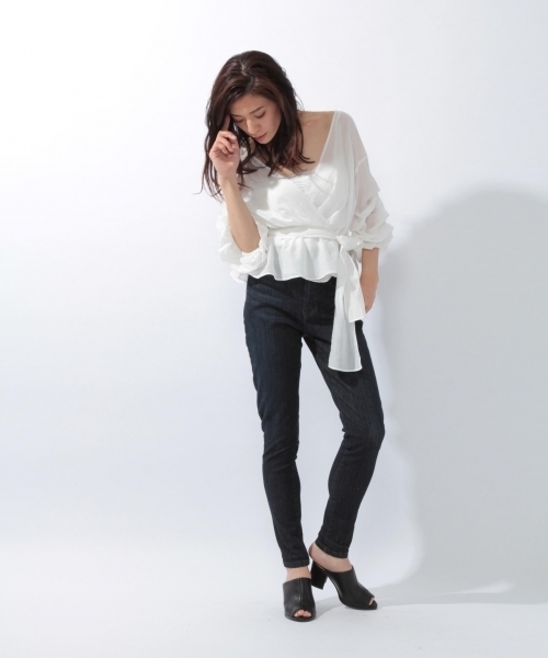 laboratory work（ラボラトリーワーク）の「ラッフルショートスリーブカシュクールシャツ（シャツ/ブラウス・レディース・ブラック/オフホワイト/グレイッシュベージュ・MEDIUM）」の7枚目の写真