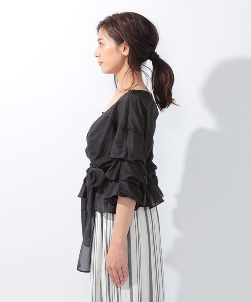 laboratory work（ラボラトリーワーク）の「ラッフルショートスリーブカシュクールシャツ（シャツ/ブラウス・レディース・ブラック/オフホワイト/グレイッシュベージュ・MEDIUM）」の10枚目の写真