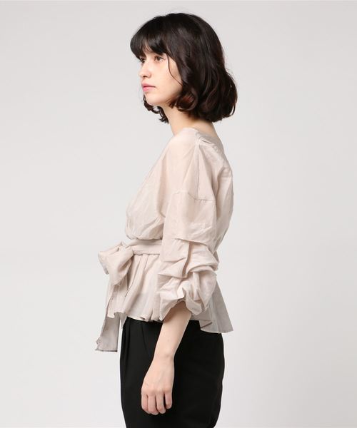 laboratory work（ラボラトリーワーク）の「ラッフルショートスリーブカシュクールシャツ（シャツ/ブラウス・レディース・ブラック/オフホワイト/グレイッシュベージュ・MEDIUM）」の4枚目の写真