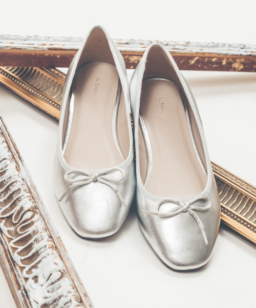 Au BANNISTER（オゥバニスター）の「【WEB別注】スクエアトゥバレエパンプス（パンプス・レディース・ブラック/ホワイト/シャンパン/シルバー・35/36/37/38/39）」の3枚目の写真