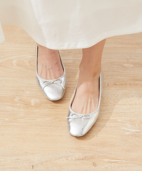 Au BANNISTER（オゥバニスター）の「【WEB別注】スクエアトゥバレエパンプス（パンプス・レディース・ブラック/ホワイト/シャンパン/シルバー・35/36/37/38/39）」の7枚目の写真