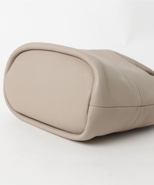 Beau're（ヴュレ）の「【Beau're】ヴュレ 本革ポーチ付き巾着バッグ（ショルダーバッグ・レディース・ブラック/イエロー/ブルー/グレー・FREE）」の6枚目の写真