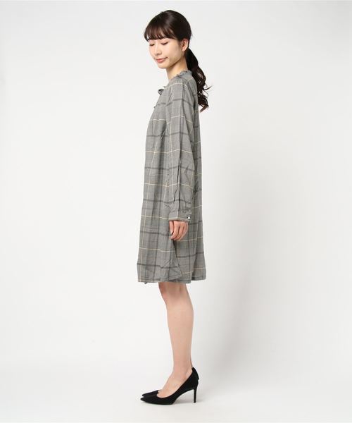 EVLOVE(イヴロヴ)の「『EVLOVE(イヴロヴ)』フリルカラーレーヨンシャツワンピース(シャツワンピース・レディース・グレー/ブルー・13号/15号)」の3枚目の写真
