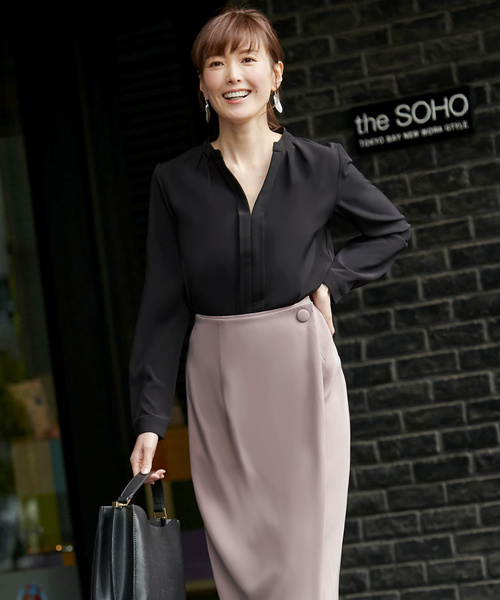 RUIRUE BOUTIQUE(ルイルエブティック)の「洗える | キーネックタックシャツ長袖ブラウス | 長袖 キーネック トップス 体型カバー オフィスカジュアル 通勤服 華やか シャツ(シャツ/ブラウス・レディース・ブラック/オフホワイト/ピンク/グレイッシュベージュ/ライトカーキ・LL/3L/4L/5L/S/M/L)」の11枚目の写真