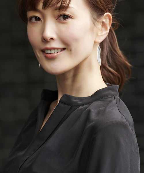 RUIRUE BOUTIQUE(ルイルエブティック)の「洗える | キーネックタックシャツ長袖ブラウス | 長袖 キーネック トップス 体型カバー オフィスカジュアル 通勤服 華やか シャツ(シャツ/ブラウス・レディース・ブラック/オフホワイト/ピンク/グレイッシュベージュ/ライトカーキ・LL/3L/4L/5L/S/M/L)」の20枚目の写真