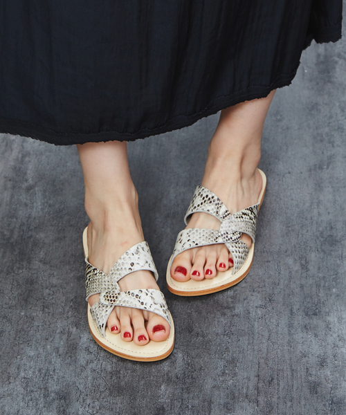 PICHE ABAHOUSE(ピシェ アバハウス)の「アシンメトリークロスサンダル(サンダル・レディース・ブラック/イエロー/その他/シャンパン・S/M/L)」の4枚目の写真