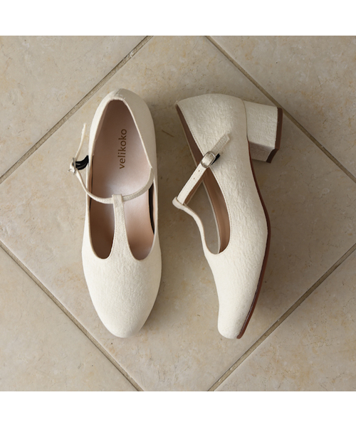 velikoko ラクチンきれいシューズ(ヴェリココ)の「【19.5〜27.0cm】Tストラップパンプス(4cmヒール)(パンプス)」|アイボリー