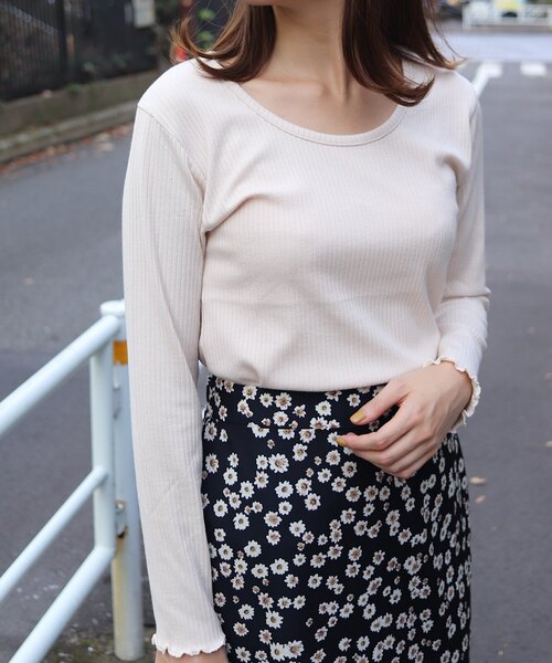 flower（フラワー）の「ディープネックトップ（Tシャツ/カットソー・レディース・ホワイト/グレー/ベージュ/アイボリー/ブラック・FREE）」の2枚目の写真