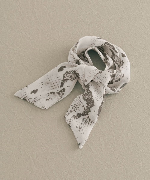 SMELLY（スメリー）の「プリントロングスカーフ∴（バンダナ/スカーフ・レディース・ブラック/ベージュ/ネイビー/グレー/ピンク/アイボリー/ライトブラウン・-）」の3枚目の写真