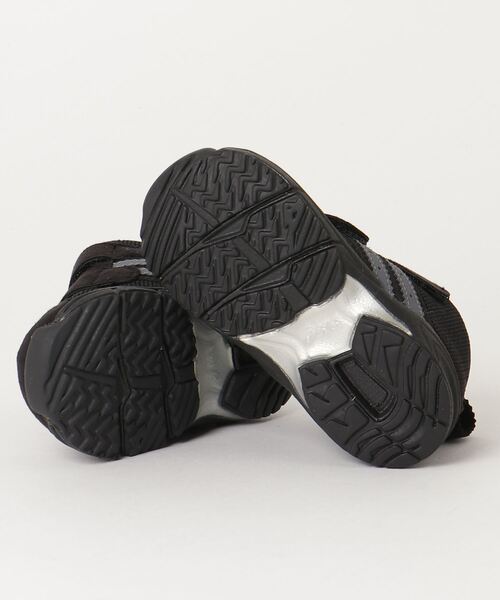 SUKUSUKU（スクスク）の「コンフィ BABY MS FW（スニーカー・キッズ・ブラック×グレー・14.5cm/15.5cm/13.5cm/15.0cm/16.0cm/14.0cm/13.0cm）」の3枚目の写真