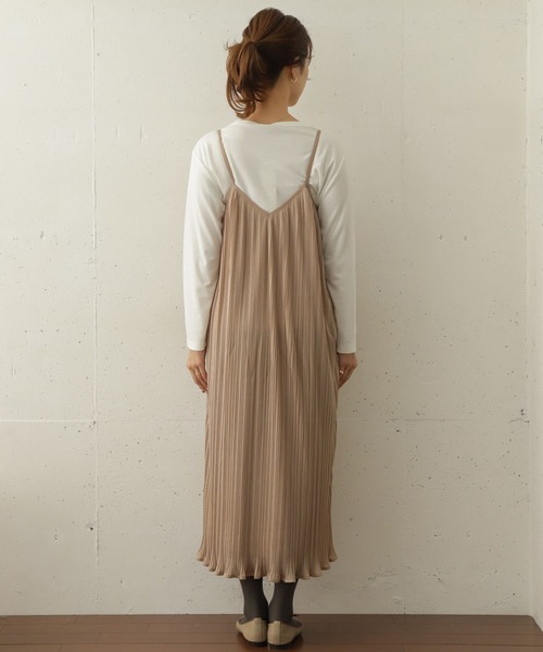 URBAN RESEARCH DOORS（アーバンリサーチドアーズ）の「プリーツキャミワンピース（ワンピース・レディース・ブラック/ベージュ・ONE）」の8枚目の写真