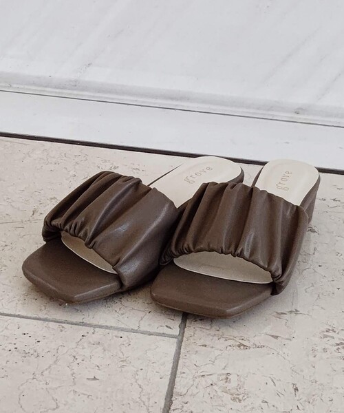 grove（グローブ）の「◆【WEB限定カラーあり】ふんわりギャザーミュール40（サンダル・レディース・ブラック/サックスブルー/アイボリー/イエロー系その他/ライトベージュ/ブラウン系8/グリーン系5/パープル系1・35/45/25）」の4枚目の写真