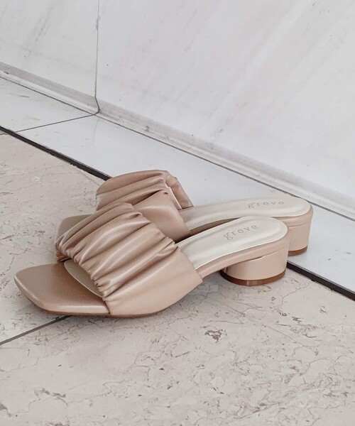 grove（グローブ）の「◆【WEB限定カラーあり】ふんわりギャザーミュール40（サンダル・レディース・ブラック/サックスブルー/アイボリー/イエロー系その他/ライトベージュ/ブラウン系8/グリーン系5/パープル系1・35/45/25）」の5枚目の写真