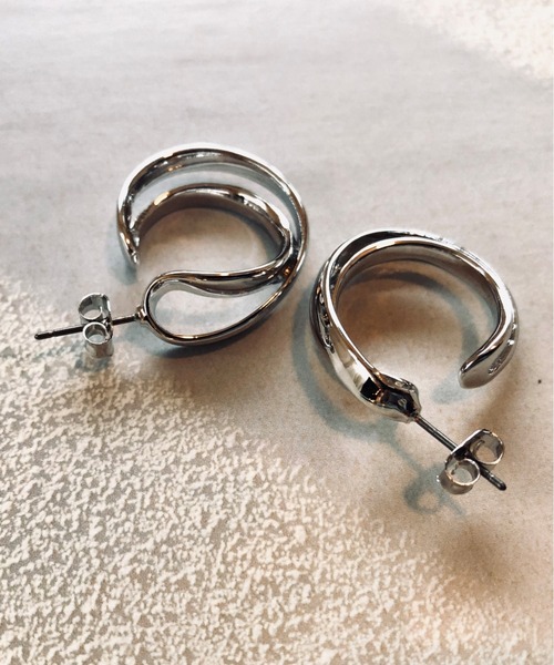 ulu（ウル）の「curl line pierce（ピアス（両耳用）・レディース・シルバー/ゴールド・ONE SIZE）」の2枚目の写真