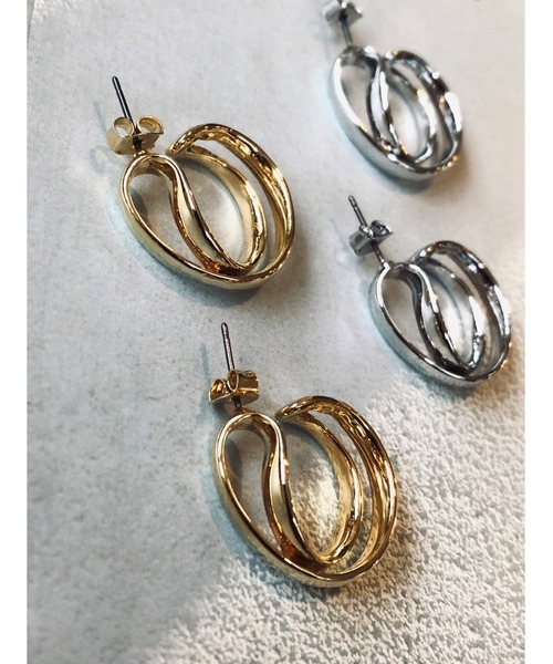 ulu（ウル）の「curl line pierce（ピアス（両耳用）・レディース・シルバー/ゴールド・ONE SIZE）」の3枚目の写真