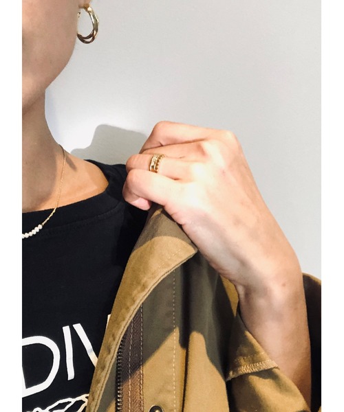 ulu（ウル）の「curl line pierce（ピアス（両耳用）・レディース・シルバー/ゴールド・ONE SIZE）」の6枚目の写真