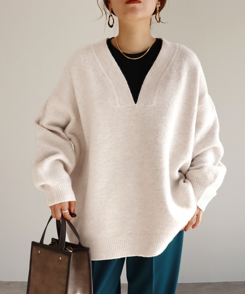 reca（レカ）の「ディープVネックニットプルオーバー（ニット/セーター・レディース・ベージュ/オートミール/チャコール・M）」の3枚目の写真