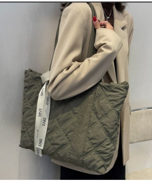 TABI PAL(タビパル)の「キルティング トートバッグ(トートバッグ・レディース・カーキ/オレンジ/チャコールグレー/アイボリー/Mustard/ブラック/ワイン・FREE)」の4枚目の写真