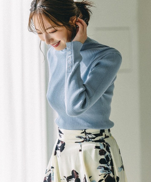 Andemiu（アンデミュウ）の「ソデボタンリブタートル264103（ニット/セーター・レディース・ラベンダー/アイボリー/ブラック/ブルー/イエロー・FREE）」の3枚目の写真