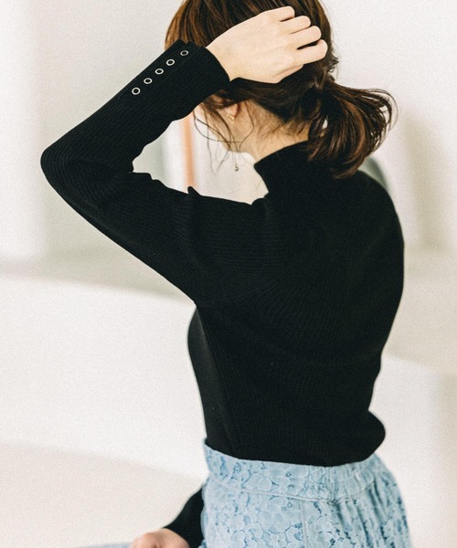 Andemiu（アンデミュウ）の「ソデボタンリブタートル264103（ニット/セーター・レディース・ラベンダー/アイボリー/ブラック/ブルー/イエロー・FREE）」の2枚目の写真