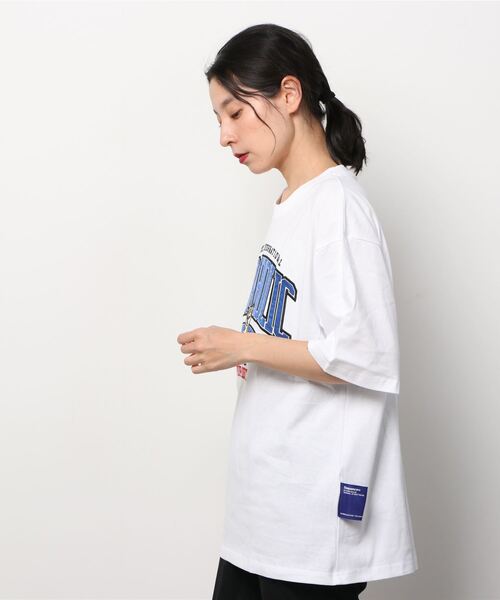 SlashDate（スラッシュデイト）の「SHIBAHOLIC EMB COLLEGE TEE /柴犬カレッジロゴワッペンTシャツ/ビッグシルエット（Tシャツ/カットソー・レディース・ホワイト/ブラック/イエロー/グリーン・S/M/L）」の9枚目の写真
