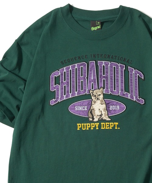 SlashDate（スラッシュデイト）の「SHIBAHOLIC EMB COLLEGE TEE /柴犬カレッジロゴワッペンTシャツ/ビッグシルエット（Tシャツ/カットソー・レディース・ホワイト/ブラック/イエロー/グリーン・S/M/L）」の4枚目の写真