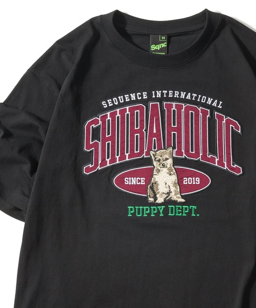 SlashDate（スラッシュデイト）の「SHIBAHOLIC EMB COLLEGE TEE /柴犬カレッジロゴワッペンTシャツ/ビッグシルエット（Tシャツ/カットソー・レディース・ホワイト/ブラック/イエロー/グリーン・S/M/L）」の3枚目の写真