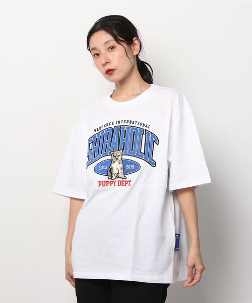 SlashDate（スラッシュデイト）の「SHIBAHOLIC EMB COLLEGE TEE /柴犬カレッジロゴワッペンTシャツ/ビッグシルエット（Tシャツ/カットソー・レディース・ホワイト/ブラック/イエロー/グリーン・S/M/L）」の5枚目の写真